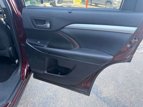 Used 2019 Toyota Highlander XLE AWD/4WD image 12