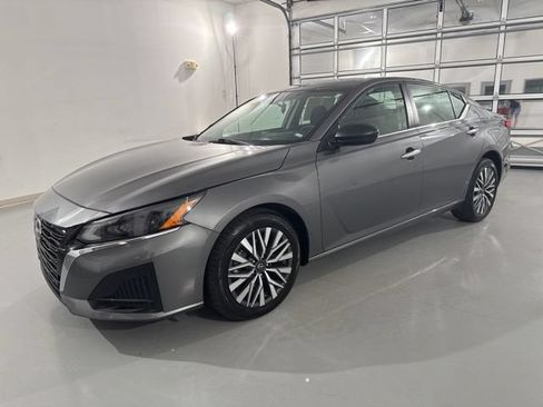 Used 2024 Nissan Altima 2.5 SV FWD image 4