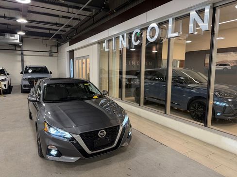 Used 2019 Nissan Altima 2.5 SL FWD image 1