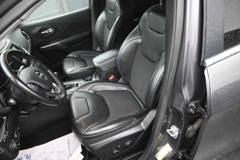 Used 2019 Jeep Cherokee Latitude Plus w/ Comfort/Convenience Group AWD/4WD image 13
