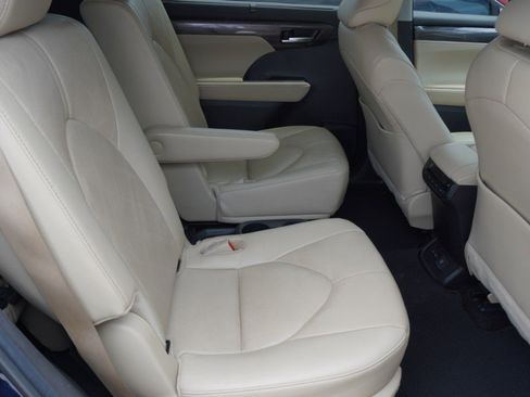 Used 2024 Toyota Highlander Platinum FWD image 11