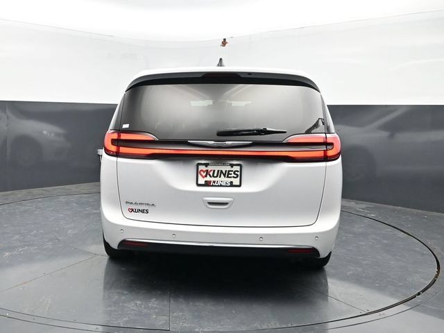 Used 2024 Chrysler Pacifica Touring-L FWD image 7