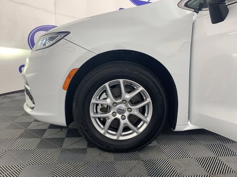 Used 2023 Chrysler Pacifica Touring-L image 12