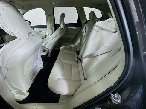 Used 2022 Volvo XC60 B5 Momentum w/ Climate Package image 14