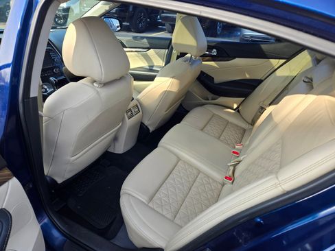 Used 2017 Nissan Maxima Platinum image 9