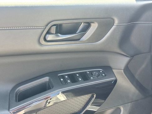 Used 2025 Nissan Pathfinder SV AWD/4WD image 22