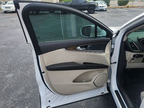 Used 2016 Lincoln MKX Reserve w/ Technology Package FWD image 10