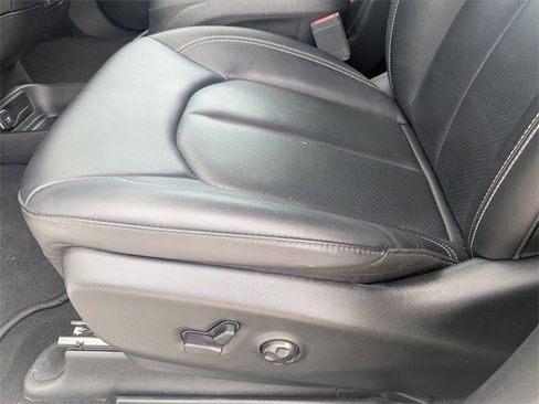 Used 2025 Chrysler Pacifica Select image 21