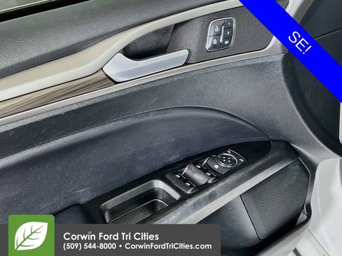 Used 2017 Ford Fusion SE w/ Fusion SE Technology Package FWD image 12