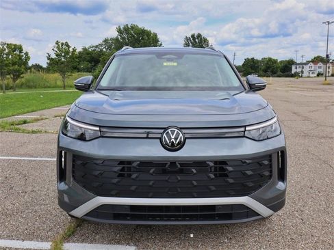 New 2025 Volkswagen Tiguan SE image 8