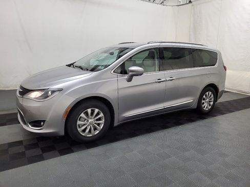 Used 2019 Chrysler Pacifica Touring-L w/ Advanced Safetytec Group FWD image 2