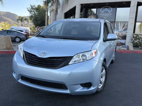 Used 2015 Toyota Sienna LE FWD image 2