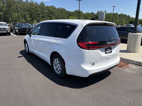 New 2026 Chrysler Pacifica Select FWD image 32