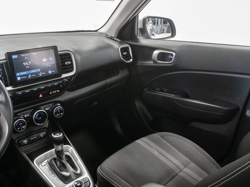 Used 2025 Hyundai Venue SEL FWD image 12