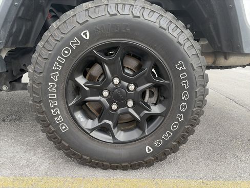 Used 2023 Jeep Gladiator Willys image 11