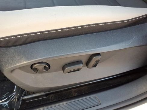 Used 2025 Volkswagen Taos SE AWD/4WD image 14