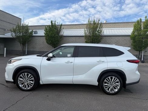 Used 2022 Toyota Highlander Platinum AWD/4WD image 1