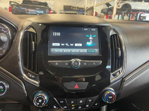 Used 2018 Chevrolet Cruze Premier image 24