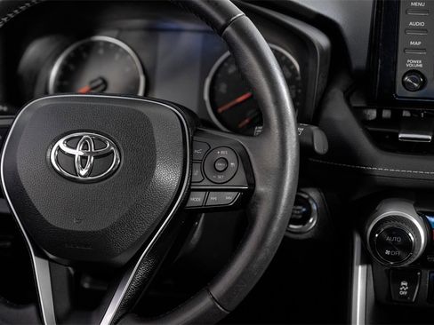 Used 2021 Toyota RAV4 XLE Premium image 17