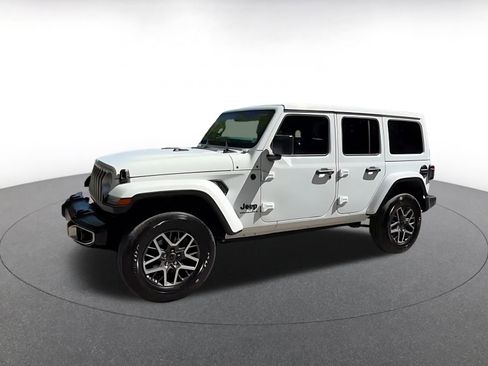 Used 2025 Jeep Wrangler Unlimited Sahara AWD/4WD image 8