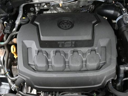 Used 2021 Volkswagen Tiguan SE image 18