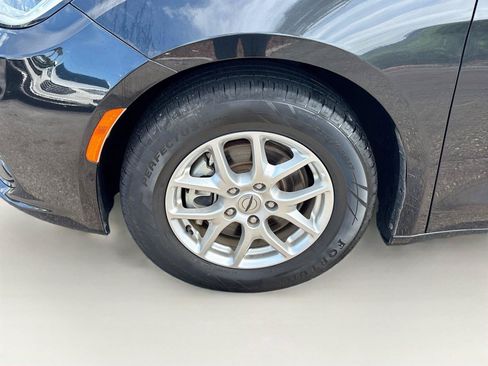Used 2023 Chrysler Pacifica Touring-L FWD image 31