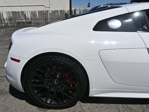 Used 2018 Audi R8 V10 w/ Premium Package RWD image 25