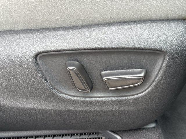 Used 2025 Toyota Sienna XLE FWD image 32