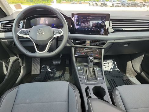 Used 2025 Volkswagen Jetta SE FWD image 10