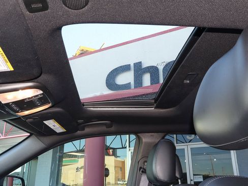 Used 2022 Jeep Grand Cherokee Laredo X image 8