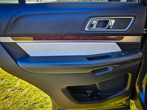 Used 2017 Ford Explorer Platinum image 37
