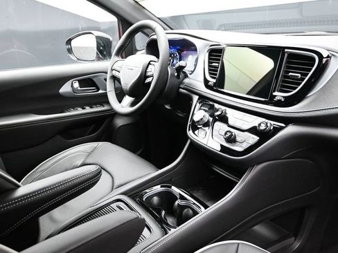 New 2026 Chrysler Pacifica Limited FWD image 14