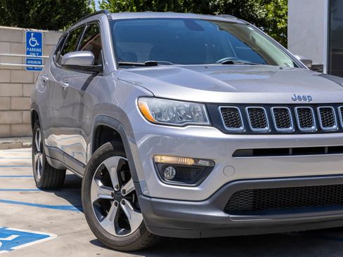 Used 2018 Jeep Compass Latitude w/ Popular Equipment Group FWD image 3