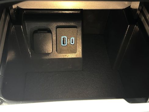 Used 2023 Ford Explorer Limited image 25