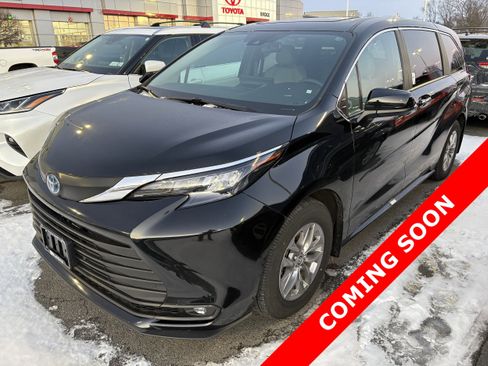 Used 2025 Toyota Sienna XLE image 1