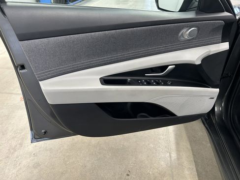 Used 2025 Hyundai Elantra Limited image 11