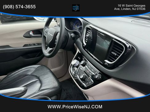 Used 2022 Chrysler Pacifica Touring-L image 21
