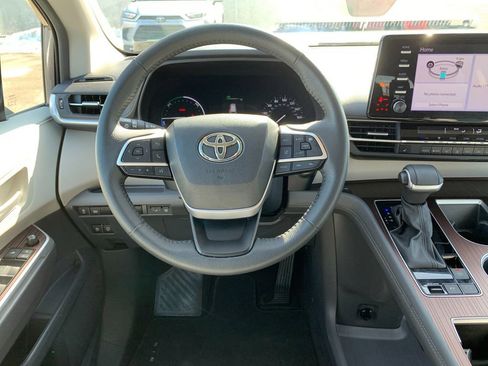 Used 2024 Toyota Sienna XLE image 16