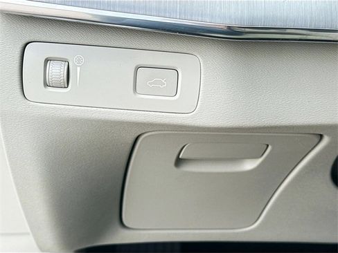 Used 2022 Volvo XC90 T5 Momentum w/ Advanced Package image 37