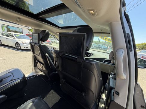 Used 2018 Chrysler Pacifica Limited FWD image 32