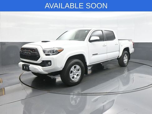 Used 2017 Toyota Tacoma TRD Sport w/ Tow Package (A/T) AWD/4WD image 3