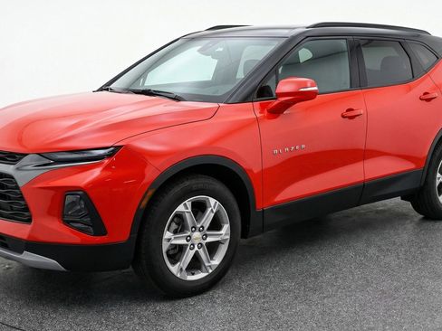 Used 2025 Chevrolet Blazer LT FWD image 3