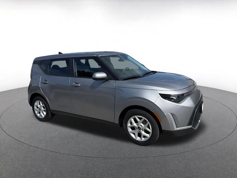 Used 2025 Kia Soul LX w/ LX Technology Package FWD image 2