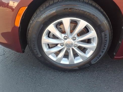 Used 2018 Chrysler Pacifica Touring-L image 34