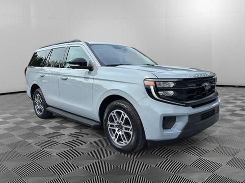 Used 2025 Ford Expedition Active AWD/4WD image 2