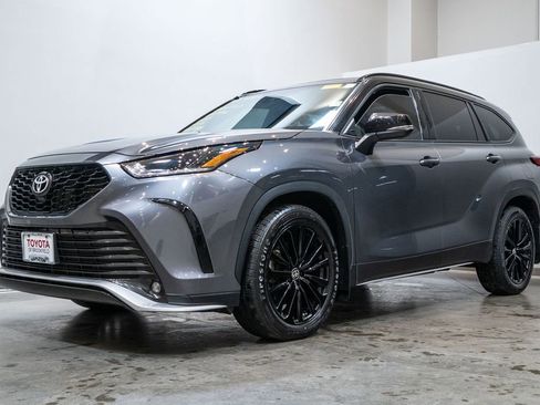 Used 2023 Toyota Highlander XSE image 3