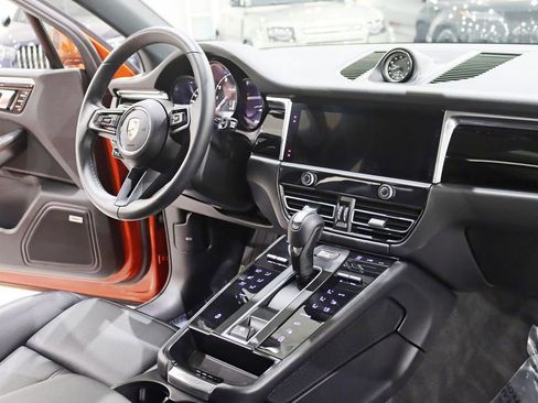 Used 2025 Porsche Macan AWD/4WD image 31