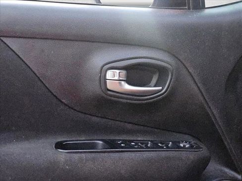 Used 2018 Jeep Renegade Latitude w/ Popular Equipment Group image 7