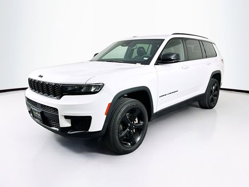 Used 2023 Jeep Grand Cherokee L Laredo image 3