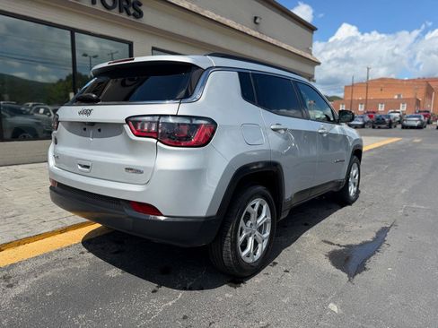 Used 2024 Jeep Compass Latitude AWD/4WD image 3